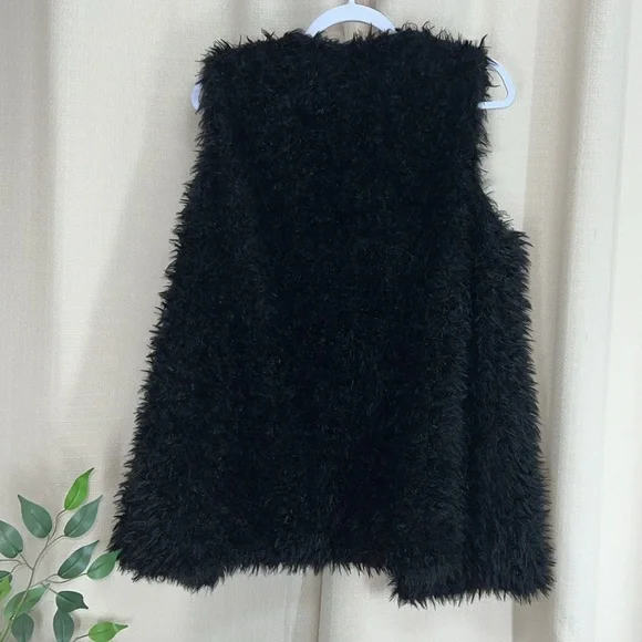 MADDEN GIRL faux fur black vest - Picture 10 of 16